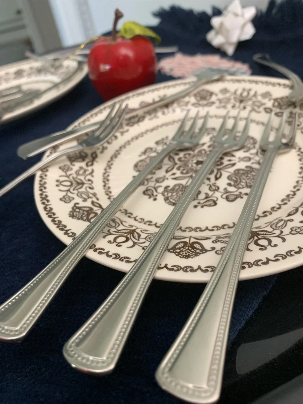 NWOT Oneida Needlepoint pattern S/12 Cocktail Forks 18/8 SS NWOT